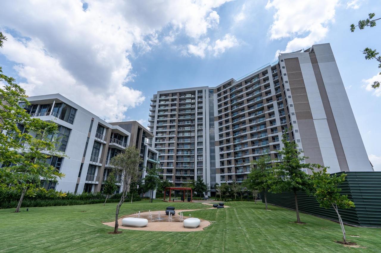 Top Floor Menlyn Maine Studio Apartment With Stunning Views & No Load Shedding Претория Екстериор снимка