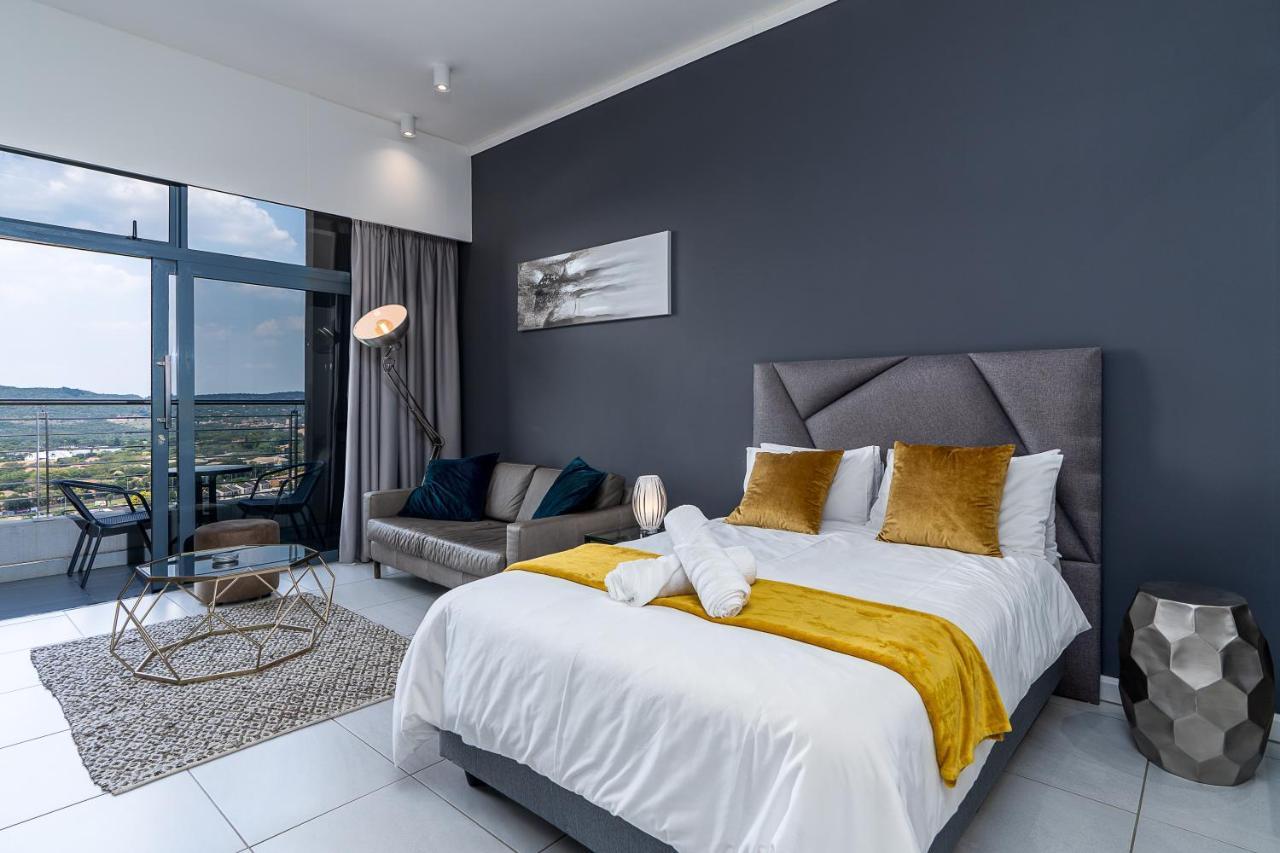 Top Floor Menlyn Maine Studio Apartment With Stunning Views & No Load Shedding Претория Екстериор снимка