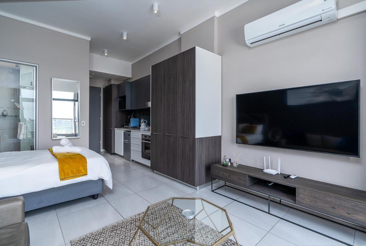 Top Floor Menlyn Maine Studio Apartment With Stunning Views & No Load Shedding Претория Екстериор снимка